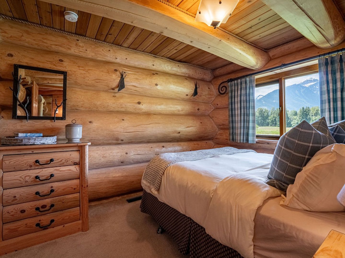 Stay Revy - Revelstoke House