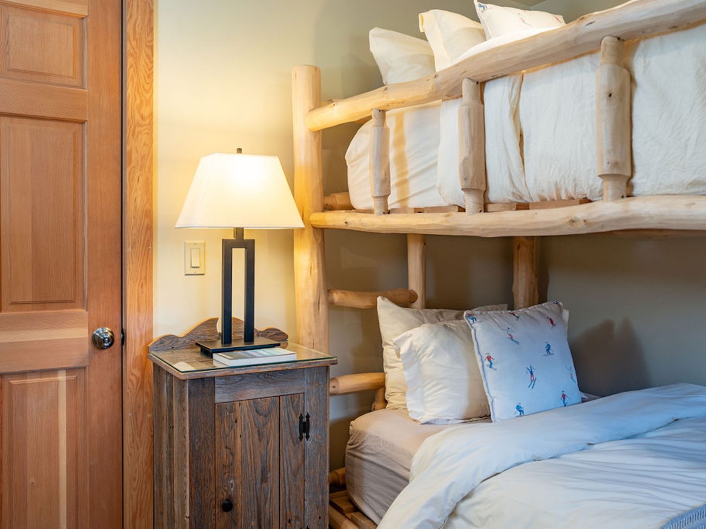 Stay Revy - Revelstoke House