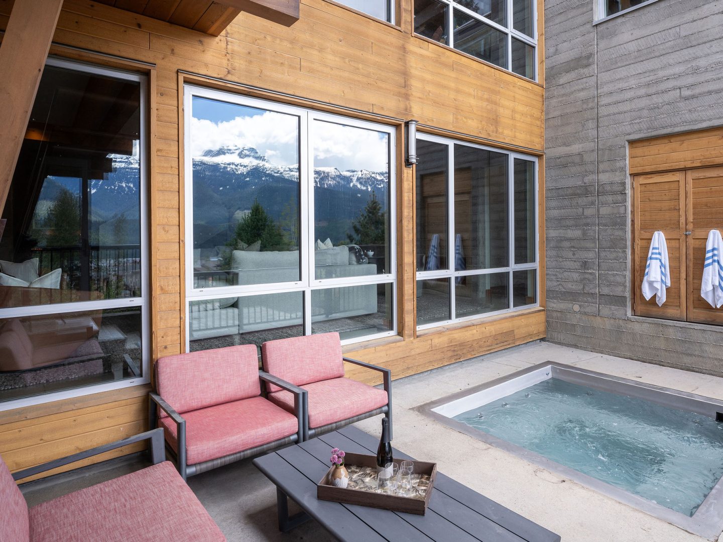 Stay Revy - Ava Lodge